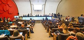 Registro fotográfico amplo do auditório do TRE-BA durante a realização do I Congresso Nacional d...