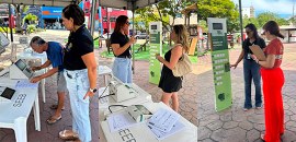 Montagem com três fotografias mostra a ação de orientação sobre a utilização da urna eletrônica,...