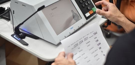 Auditoria da votação eletrônica confirma segurança das urnas Na Bahia, Teste de Integridade foi realizado em 33 equipamentos durante o 1º turno; procedimento...