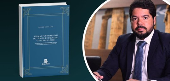 Pra todos verem: À esquerda, aparece a capa de um livro em pé, com fundo esverdeado. A capa é az...