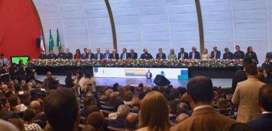 Desembargador Maurício Kertzman Szporer é empossado e assume presidência do TRE-BA Pra todos verem: Homem, de pele clara, sentado em uma mesa, veste uma toga preta, com uma medalh...