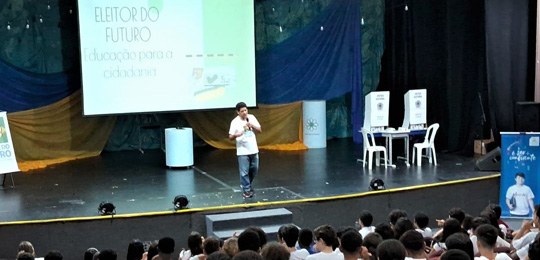 EJE/BA leva ações do Eleitor do Futuro para estudantes do Colégio Marista Pelo segundo ano consecutivo, a ação “Projeto Liderança”, criado pela instituição de ensino, con...
