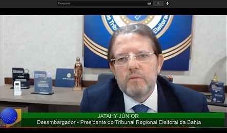 Nívia Passos Barberino Pereira, chefe da Assistência de Cerimonial do TRE-BA também foi condecor...
