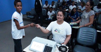 Projeto Eleitor do Futuro promove nova vinda de estudantes ao TRE-BA Proposta do TSE, adotada por muitos Regionais, tem confirmado sucesso do público jovem com inter...