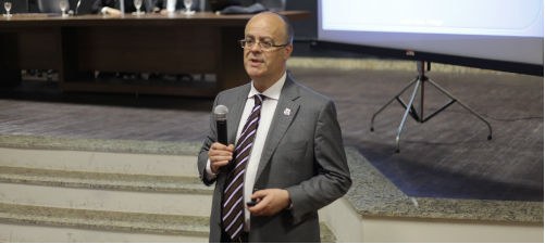 Reforma política no Brasil pode ter semipresidencialismo como alternativa, afirma Professor Em conferência sobre semipresidencialismo, o português Vitalino Canas amplia debate em grupo de ...