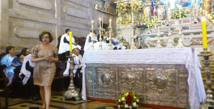 A servidora Salete Saraiva representa o TRE-BA em homenagens recebida na Igreja de Nossa Senhora...