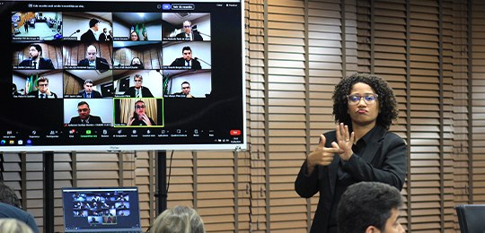 Sessões de julgamento do TRE-BA passam a contar com intérprete de libras Sessões de julgamento do TRE-BA passam a contar com intérprete de libras