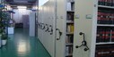 Estantes deslizantes onde os livros da biblioteca do TRE-BA são organizados e armazenados