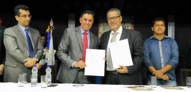 Presidente do TRE-BA, desembargador Rotondano, e prefeito de Jacobina, Luciano Pinheiro, durante...