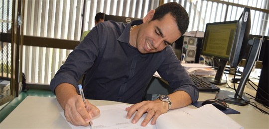 Marcelo Santana assina termo de empréstimo de urnas eletrônicas para eleição de presidente 