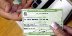 Entrega de título eleitoral durante o atendimento nos cartórios do interior.