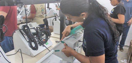 TRE-BA conclui preparação das urnas eletrônicas em Camaçari para a eleição deste domingo (27) inseminação e lacração das 600 urnas eletrônicas que serão utilizadas no segundo turno das eleiç...