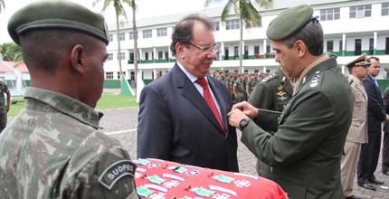 Desembargador Carlos Alberto Dultra Cintra recebe medalha no Dia Nacional do Oficial R/2