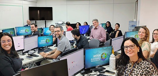 TRE-BA Curso Inteligência Artificial Curso sobre Inteligência Artificial capacita assessores (as) jurídicos (as) do TRE-BA