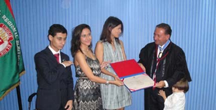 TRE-BA- Despedida do Juiz Salomão Despedida do Juiz Salomão: Juiz com seus familiares durante a entrega do diploma de mérito eleit...