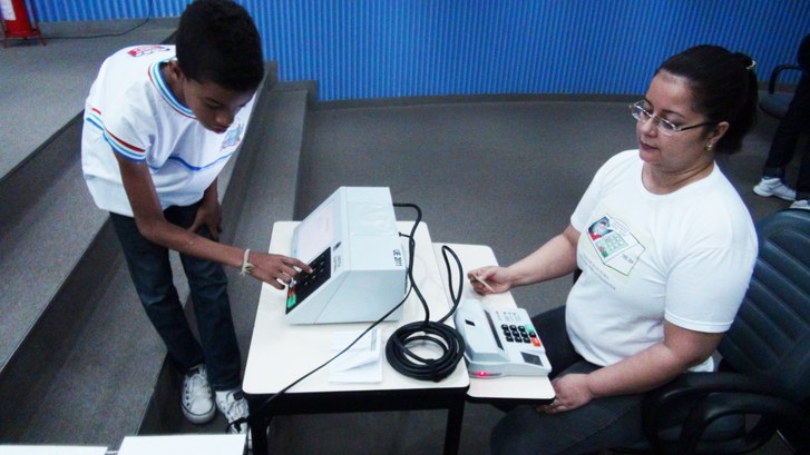 TRE-BA Eleitor do Futuro: estudantes de 11 escolas de Salvador participarão de votação simulada Eleitor do Futuro: estudantes de 11 escolas de Salvador participarão de votação simulada
