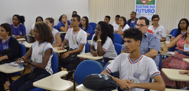 “Eleitor do Futuro”: estudantes fazem primeiro título durante visita à sede do TRE-BA