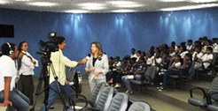 O repórter baiano Marcus Murilo entrevista desembargadora Cynthia Resende, responsável pelo proj...
