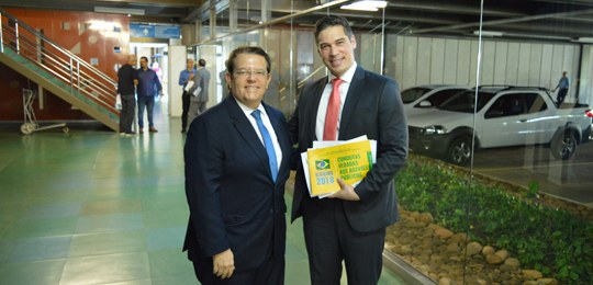 TRE-BA entrega cartilha corregedor TRE-BA entrega cartilha corregedor