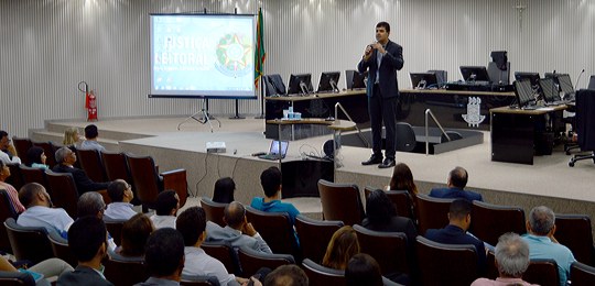 Palestra Improbidade Administrativa e Combate à Corrupção no Brasil, ministrada pelo especialist...