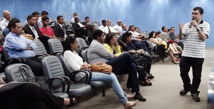Em visita à sede do TRE-BA, estudantes assistem aula de Jaime Barreiros.