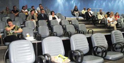 TRE-BA- Estudantes de Direito visitam o TRE-BA Estudantes da FABAC, convidados pela Escola Judiciária, assistindo palestra na sala de sessões d...