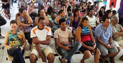 TRE-BA- Etapa do TRE Perto de Você Eleitores esperando atendimento em uma etapa do Projeto TRE Perto de Você