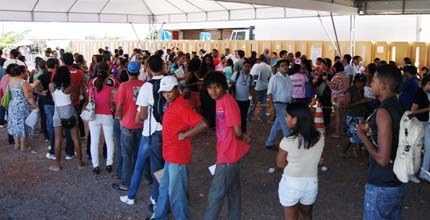 TRE-BA Fila de atendimento na CAP Eleitores fazem filas na Central de Atendimento ao Público do Tribunal Regional Eleitoral da Bahia