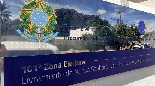 TRE-BA - Fórum de Livramento de Nossa Senhora Foto da plotagem na fachada.