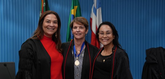 TRE-BA homenageia desembargadora Maízia Seal Carvalho com Medalha do Mérito Eleitoral em despedida da Corte