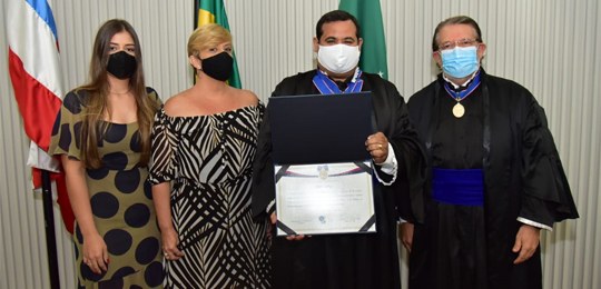 Juiz substituto do Eleitoral baiano é homenageado com a Medalha do Mérito Eleitoral com Palma, e...