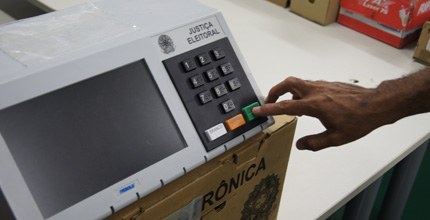 TRE-BA inicia manutenção preventiva e corretiva das urnas eletrônicas O serviço será realizado no Centro de Apoio Técnico (CAT), em Salvador e em mais dezesseis depós...