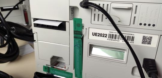 TRE-BA inicia remoção dos lacres das urnas eletrônicas e formatação de mídias utilizadas nas Eleições 2024 TRE-BA inicia remoção dos lacres das urnas eletrônicas e formatação de mídias utilizadas nas Ele...