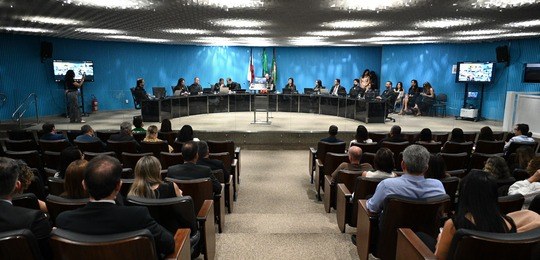 A sessão permanecerá aberta ao longo do dia para eventuais deliberações judiciais