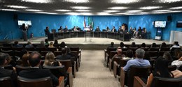 A sessão permanecerá aberta ao longo do dia para eventuais deliberações judiciais