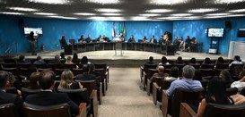 A sessão permanecerá aberta ao longo do dia para eventuais deliberações judiciais