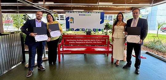 TRE-BA instala Banco Vermelho e anuncia vencedores do concurso de frases de combate à violência ...