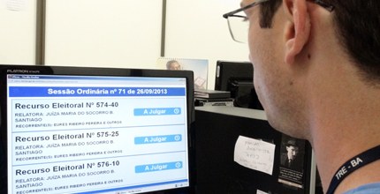 TRE-BA iPleno em uso por servidor no Tribunal TRE-BA iPleno em uso pelo servidor Tiago de Souza na Seção de Acórdãos do Tribunal