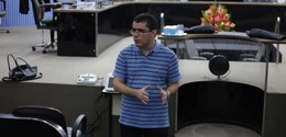 O servidor do TRE-BA Jaime Barreiros Neto falou sobre a urna eletrônica para os visitantes do Re...