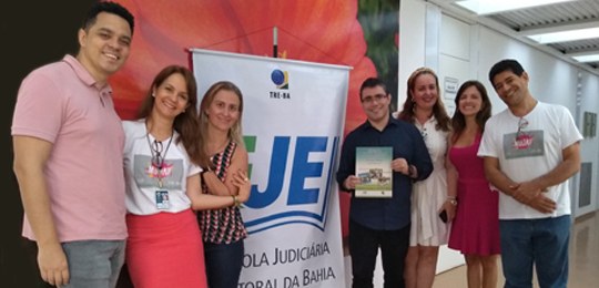 TRE-BA: livro EJE Ensino Médio Durante encontro com estudantes e educadores realizado no TRE-BA no âmbito do projeto #Partiumud...