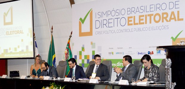 TRE-BA: mesa do I Simpósio de Direito Eleitoral, evento ocorro no auditório do Regional baiano. 