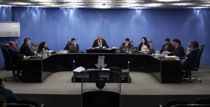 Foto do Pleno do TRE-BA completo, em uma sessão de julgamento.