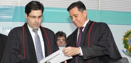 Rui Barata Filho e desembargador Rotondano, durante cerimônia de posse do advogado como juiz efe...