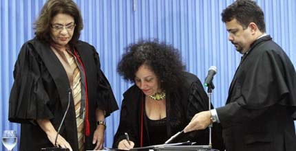 TRE-BA - Posse da desembargadora Maria do Socorro A posse ocorreu na Sala de Sessões do Tribunal na manhã desta terça-feira (11). A magistrada ing...