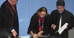 Foto do momento em que a Juíza Mônica Aguiar toma posse no Tribunal Regional Eleitoral da Bahia