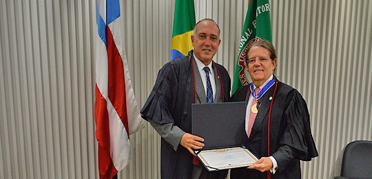 TRE-BA presidente é agraciado com Medalha do Mérito Eleitoral Acadêmico