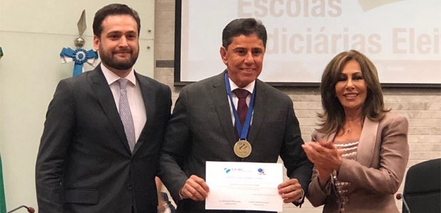 TRE-BA Presidente recebe medalha em Campo Grande Homenagem foi feita em evento realizado no Mato Grosso do Sul