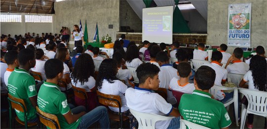 Pela primeira vez, o estudante eleito em simulação de eleição realizada pelo projeto passará um ...