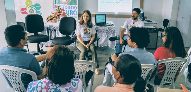 Objetivo foi sensibilizar os educadores a promoverem o projeto nas escolas