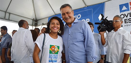 TRE-BA projeto políticos do futuro Estudante Ana Beatriz Oliveira de Souza ao lado do governador do Estado, Rui Costa